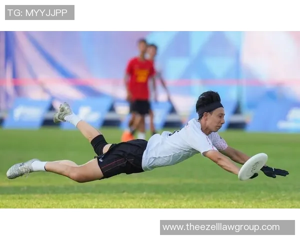 飞盘战术解析:深圳飞盘队如何利用边路渗透实现进攻突破